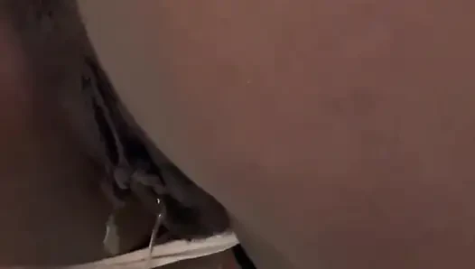 Yeşil elbiseli bakış açısıyla tuvalete işeyen çiş için çaresiz