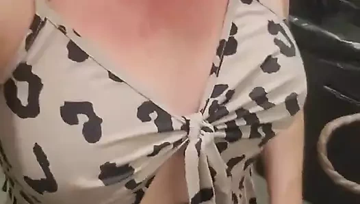 Açık havada orta yaşlı seksi kadın mastürbasyon derlemesi