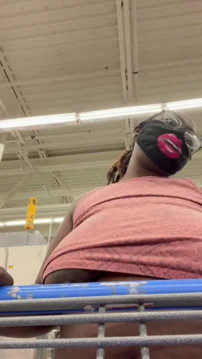 Nookiescookies Walmart'ta meme uçlarını gösteriyor | Klip 1