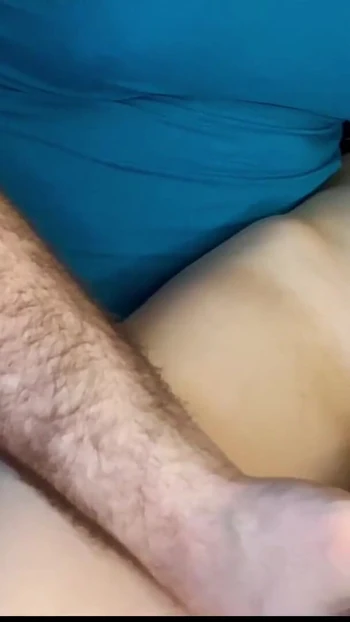 Волнующий момент от "Трахаю пальцами и соблазняя сводную сестру мягкой киской до трясущегося оргазма"