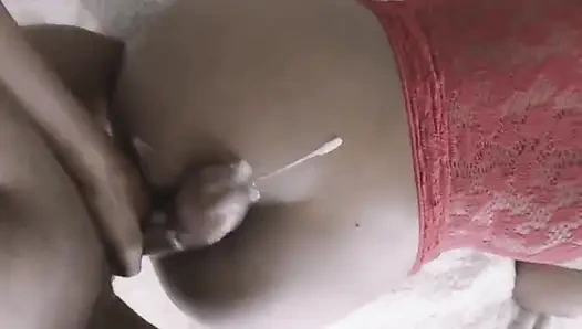 Minyon kız ıslak sakso çekiyor