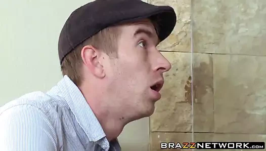 Büyük memeler mürekkepli horoz emme sürtük alır onu yüz boşalmak püskürdü