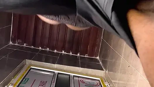 Heteroseksüel arkadaş masaj için geldi ve eşcinsel bir sakso tarafından baştan çıkarıldı