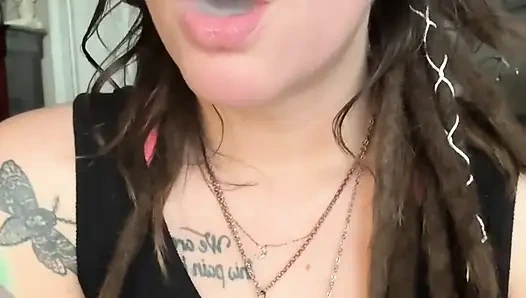 Sana duman üflüyor ve salya akıtıyor