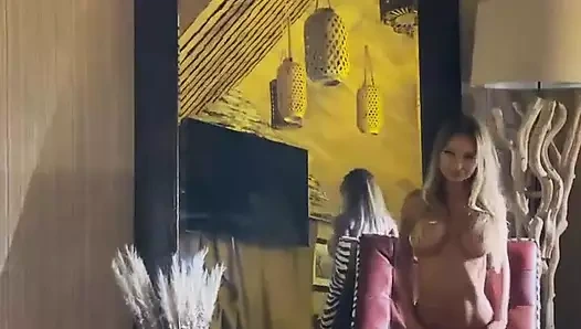 Büyük göğüsler monika tilki şeritler ve çıplak poz