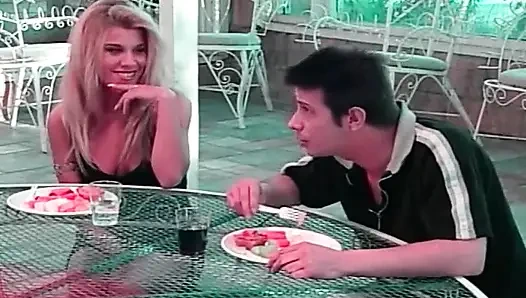 Veranda masasında sarışın baştan çıkarıcı kadın: ateşli oral eğlence