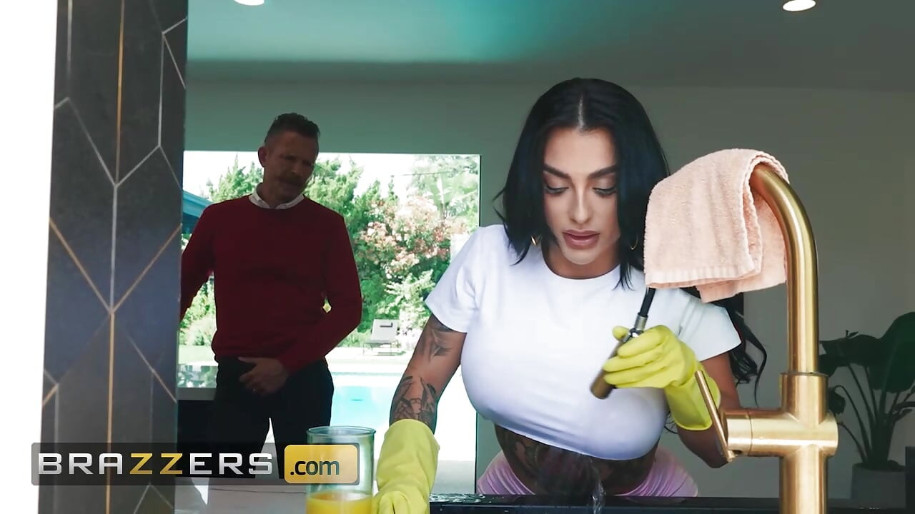 Karısının kız kardeşi göğüslerine bulaşık yıkıyor resmi Mısırlı brazzers