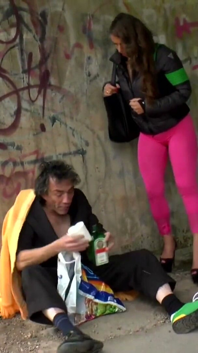 Obdachlos die geile MILF gebumst und Natursekt | Clip 1