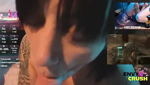 Fileli oyuncu kız dizlerinin üstüne çıkıyor