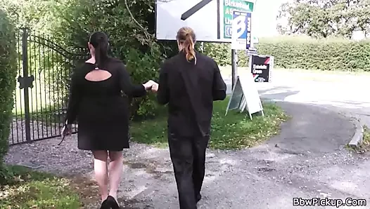 chubby kız aldı ve sürmek adam et