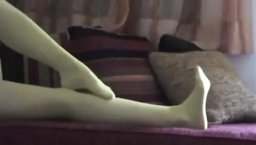 Sarı külotlu çorapla rahatlama