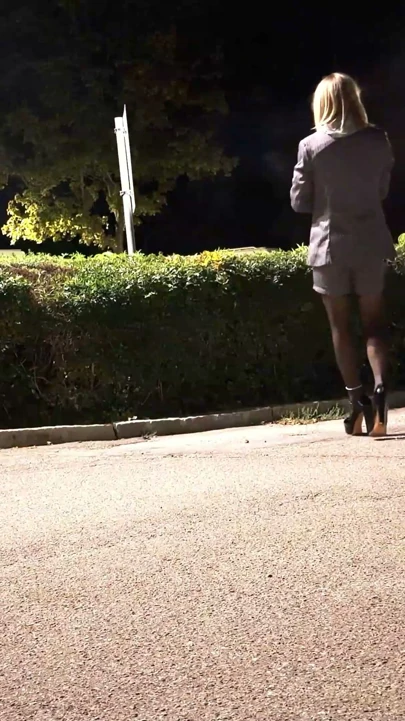 Naylon çoraplar ve iş kıyafetiyle gece boyunca tökezliyorum | Klip 1