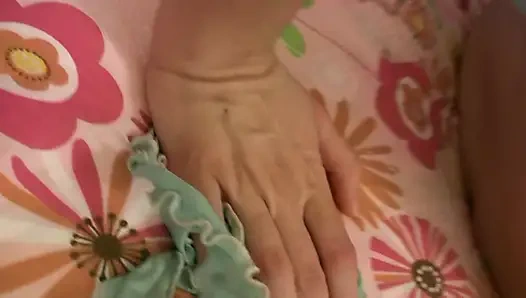 Esmer genç kız bakış açısıyla yaşlı adamın yarağını yalıyor