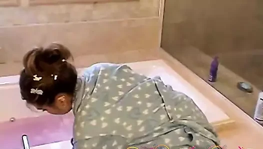 Sıcak latina bath sürtme ona kedi ve memeler