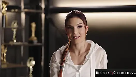 ROCCO SIFFREDI - потная задница в спортзале трахается с PeachlollyPop и Tatted Stranger