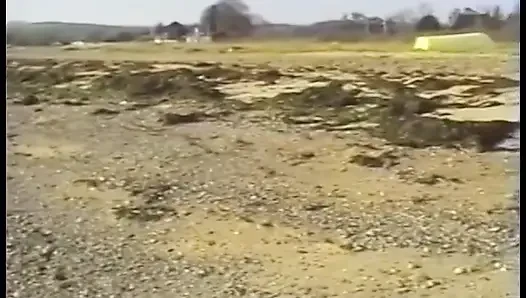 Yarak seven sürtük adama kanepede binerken sakso çekiyor