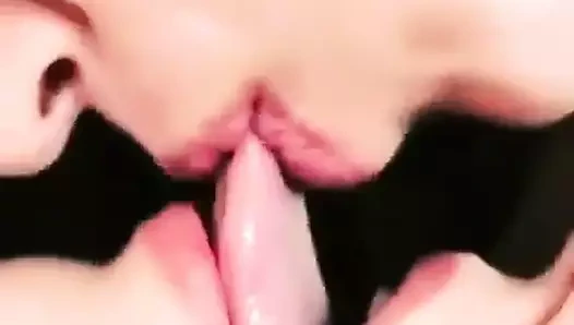 kızlar sıcak öpüşme