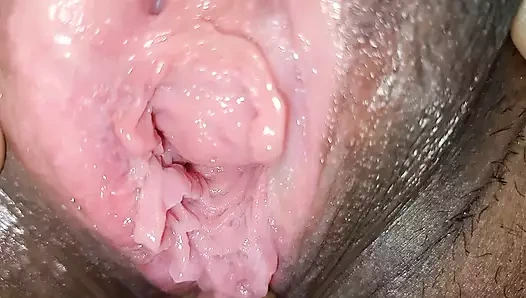 Komal aj pahli baar itni zyada chut faad ke dikha diya hai