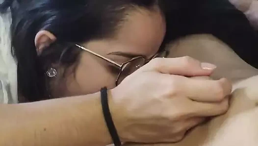 Beyaz kurdun kanepede oturan damarlı yarağının üzerine oral seks salyası akıyor