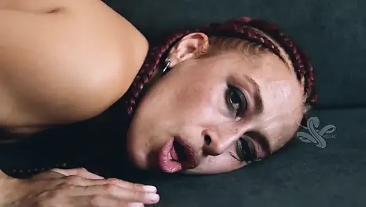 Anal tıkaçla oynuyorum