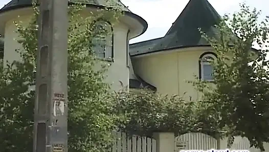 Gırtlağına kadar alma sarışın yarak ve oyuncakla sikiliyor