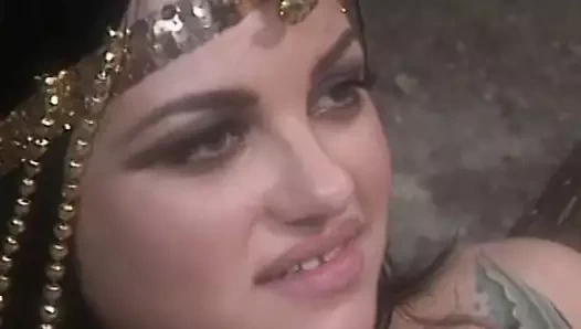 Mısırlı orospu berbat ve mağarada kaşifin horoz sikikleri