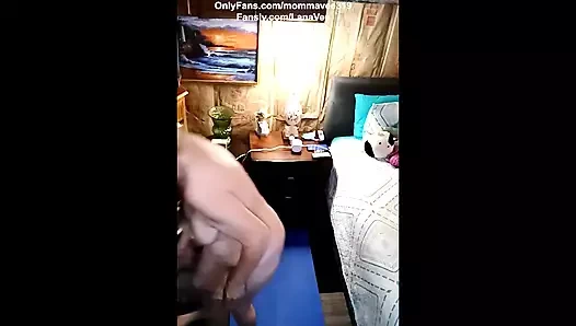 Seksi olgun çıplak yoga yapıyor ve sonra mastürbasyon yapıyor!