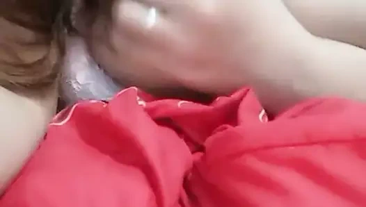 Tay kız gösteren göğüsleri