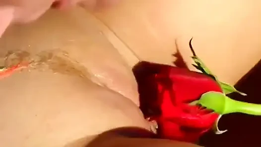 Yarak bu seksi sarışının tıraşlı amını dolduruyor
