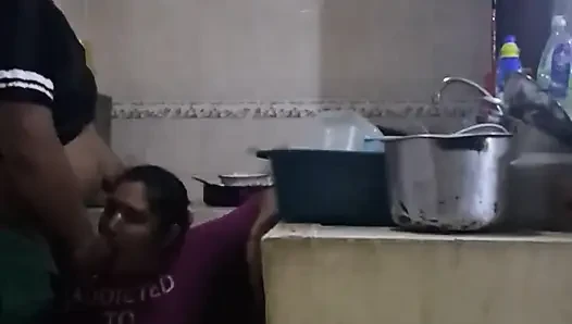 Çalışan kirli bulaşıkları yıkarken sikişiyor ve emiyor
