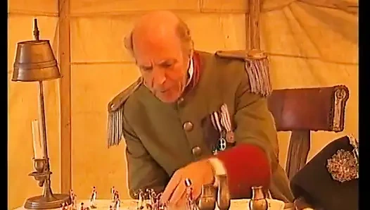 İki askerin sürtükleri askeri subay kampında sikişiyor