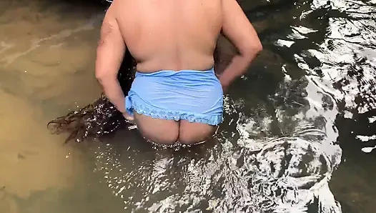 Ormanda bir kulübede yaşıyorum ve banyo yapmak için dereye giderken garip bir adam bana yaklaştı