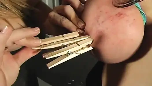 Göğüslü sarışın kadın dom kadın ebeveyn şişman esmerlerin göğüslerine mandalı sokuyor