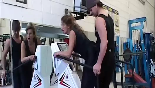 Büyükanne spor salonunun banyosunda oral seks yapıyor!