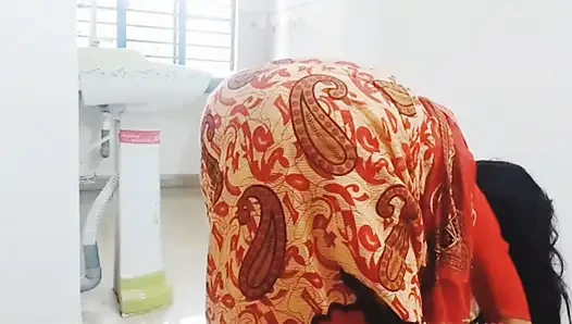 Hintli ateşli kadın mutfak odasında seks tatmini hikayesi.