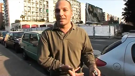 Italia sürtük ağzına boşalmak isteyen sert yaraklı iki adam tarafından sikiliyor - dvd