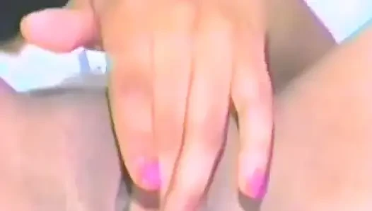 Zenci bir hatun bir sürü dildoyla kendini sikiyor