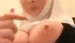 Kız büyük göğüslere basarak