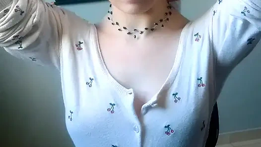 Sadece sevimli bir kız. Hayatımdaki ilk iç çamaşırımın kutularını açıyorum o zaman zar zor İngilizce konuşuyorum, ama hp u heyecanı hissediyorum