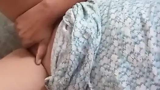 Büyük memeli ve ıslak amcıklı dildo şehveti ile banyo odasında Sri Lankalı kız musterbasyonu