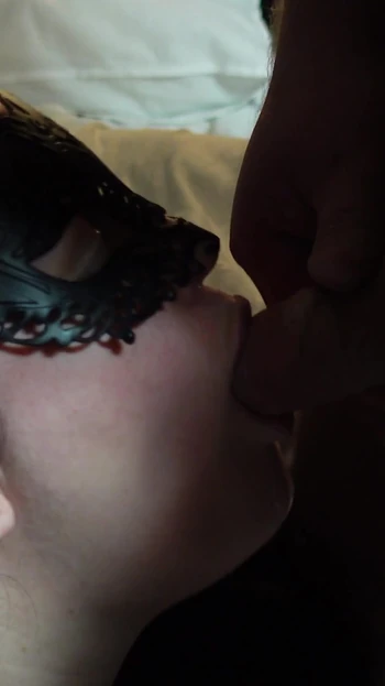 Мощный момент из "Я обожаю сперму! Я глотаю много больших порций спермы каждую неделю, и вот один из них - Millie Fox "