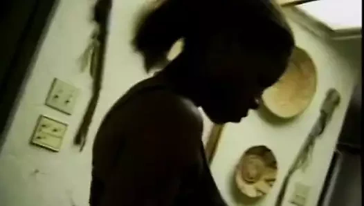 Seksi kaltaklar sandalyede havuz başında amcık yiyor ve amcıklarını parmaklıyor