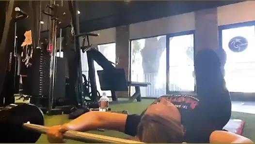 Natalie alyn lind spor salonunda egzersiz yapıyor 03