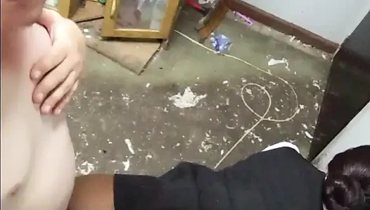 Siyah minyon üniversiteli kız sandalyede amcık oynuyor, sonra öğretmenin yarağının üzerinde götünü sikiyor