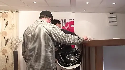 Seksi esmer sürtük azgın yaşlı beyaz adamla sikişiyor