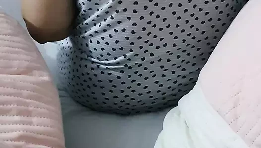 Üvey anne üvey oğluyla yatakta güçlü ereksiyon yaşıyor