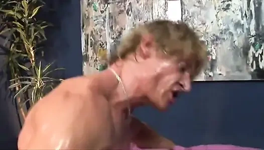 Güzel esmer götüne büyük bir yarak alıyor