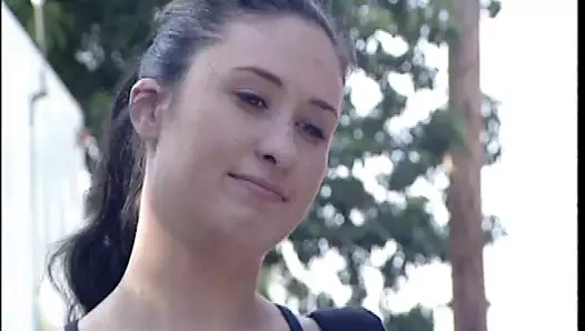 Tıraşlı amcıklı genç kaçak kız yarak emiyor ve yarığını sikiyor