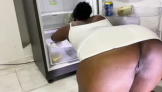 Hizmetçi buzdolabını temizlerken külotlu çorap giymediğini görünce patron