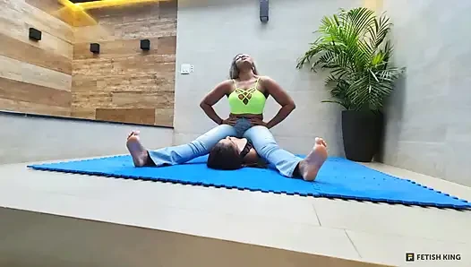 Göğüse oturma - güçlü bacaklar ve kaslar Lebian dövüş kızları